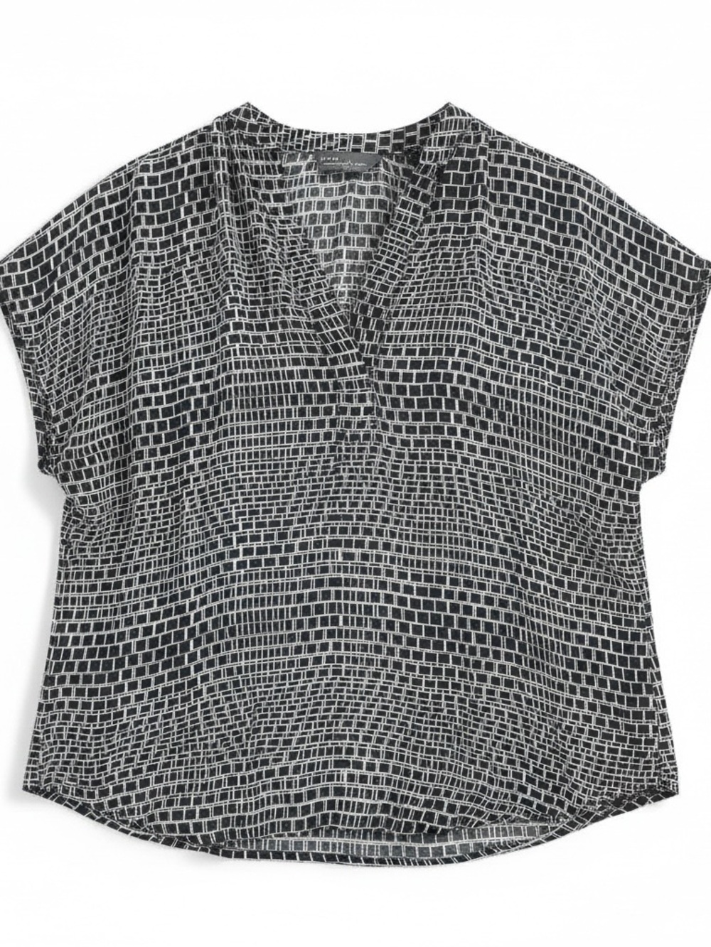 Vince Boxy 💯 Silk Black & White Geometric V-Neck Cap Sleeve Top